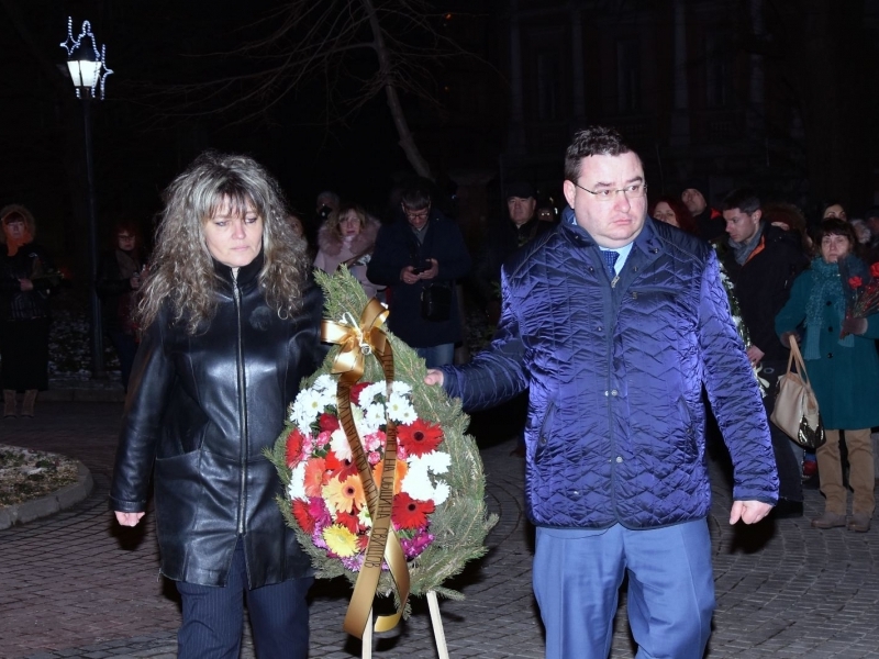 Венци и цветя обсипаха паметника на Алеко Константинов в Свищов по повод 159 години от неговото рождение 