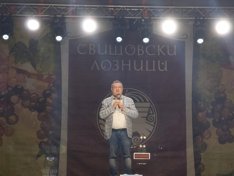 „Свищовски лозници“ завърши с фолклорна програма, народни танци и награждаване на победителите в конкурса за домашно червено вино 