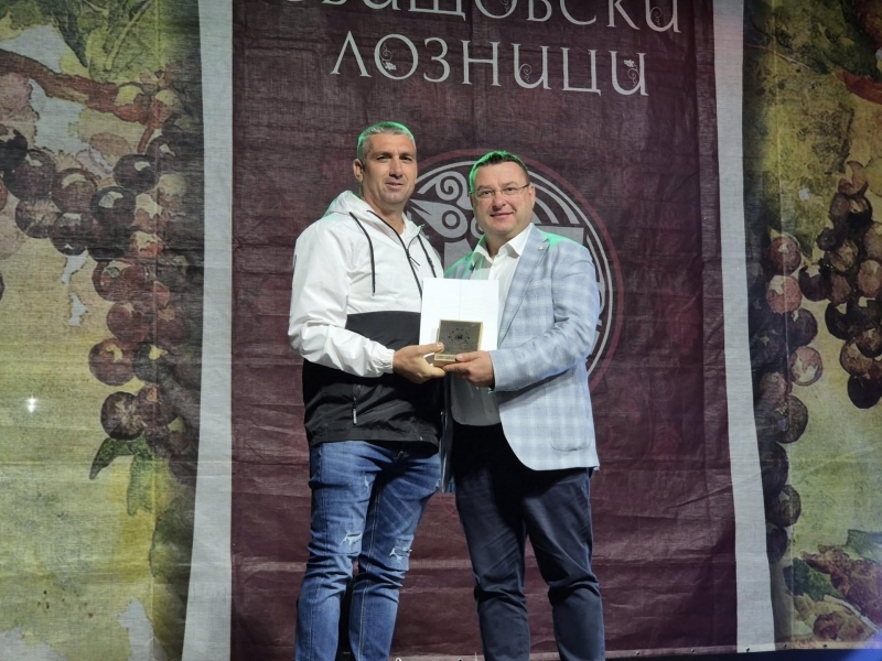 „Свищовски лозници“ завърши с духова музика, народни танци и награждаване на победителите в конкурса за домашно червено вино 