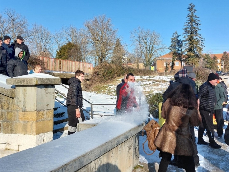 На обичая „Къпанки“ младоженецът Тома Савов бе окъпан за здраве в ледените води на чешмата в с. Царевец