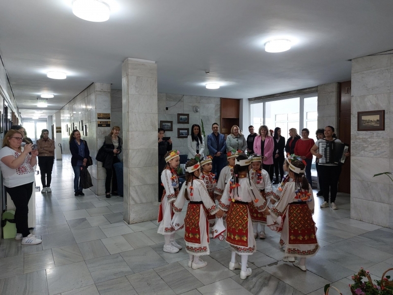Лазарки от ДГ „Васил Левски“ посетиха Община Свищов и зарадваха служителите на общинска администрация 