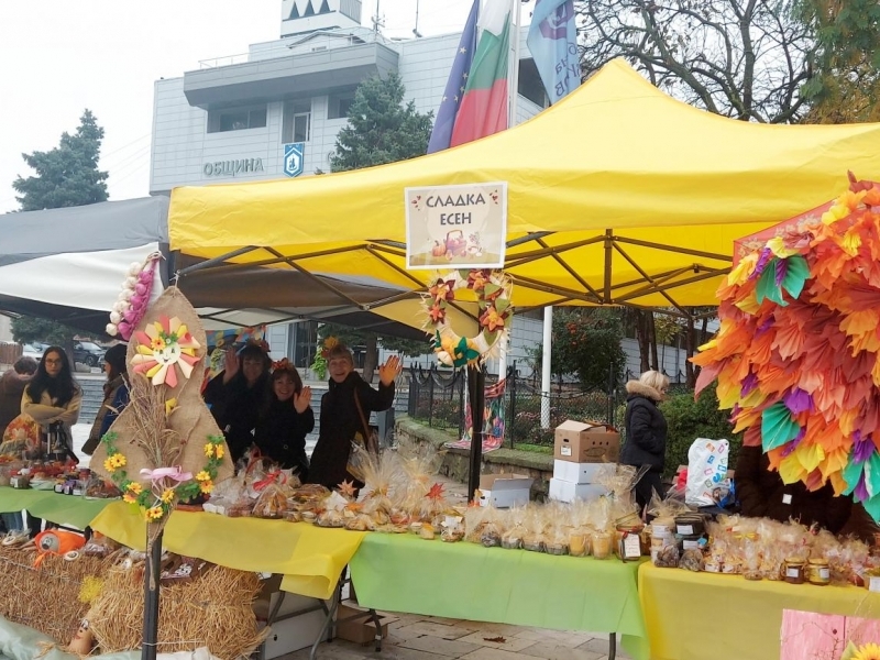 „Вкусът на есента“ озари площад „Алеко“ – с вкус, цветове и доброта за децата на Свищов 