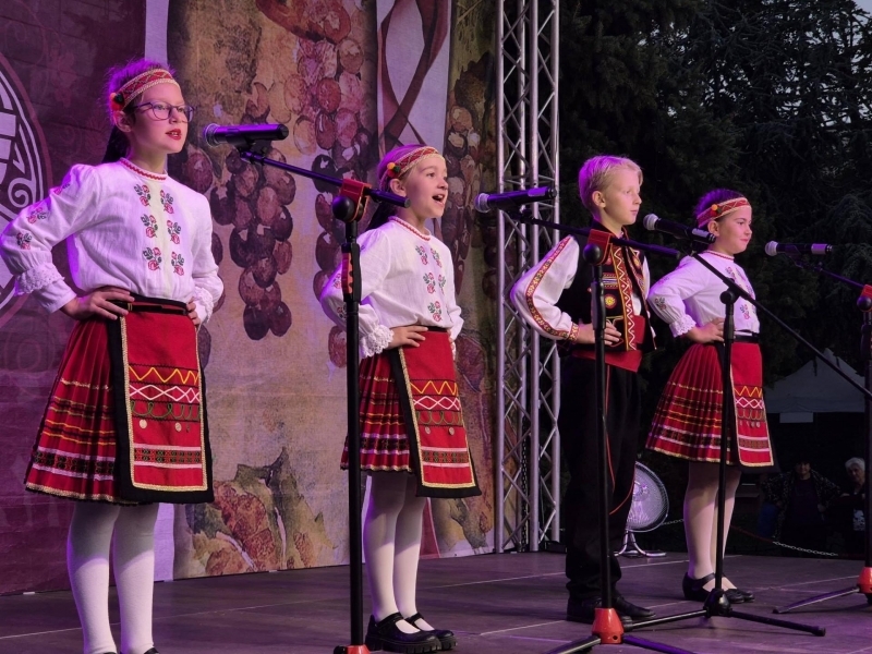 „Свищовски лозници“ завърши с фолклорна програма, народни танци и награждаване на победителите в конкурса за домашно червено вино 