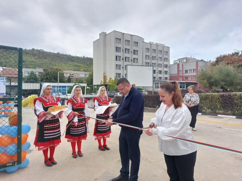 В СУ "Димитър Благоев" официално бяха открити нова спортна площадка и STEM център 