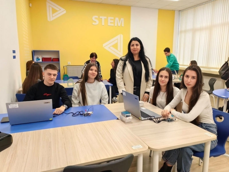 СУ „Николай Катранов“ откри СТЕМ център по природни науки, математика и информатика 