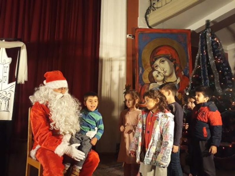 Община Свищов за поредна година зарадва с коледно театрално представление малчуганите от детските градини 