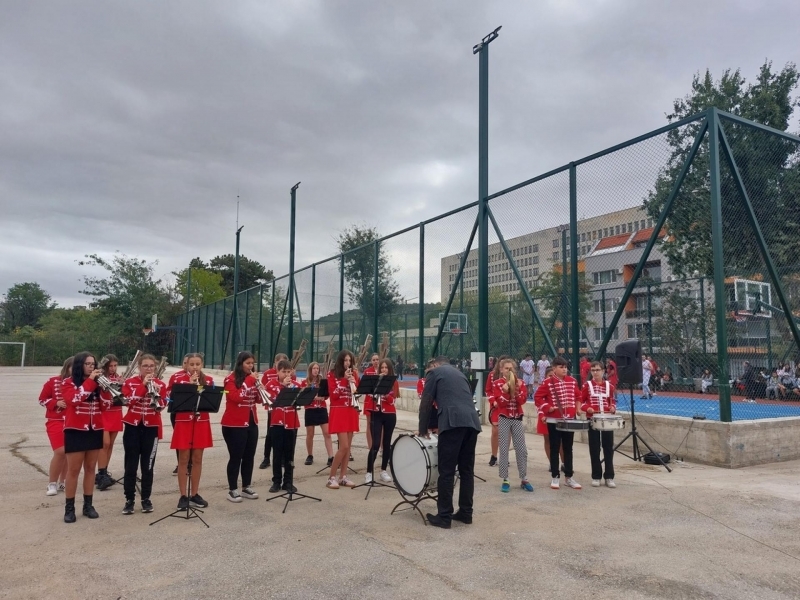 В СУ "Димитър Благоев" официално бяха открити нова спортна площадка и STEM център 