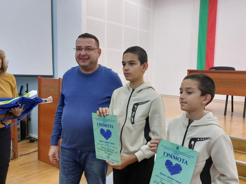 Местната комисия за борба срещу противообществени прояви в Свищов награди 32 деца с добри сърца 