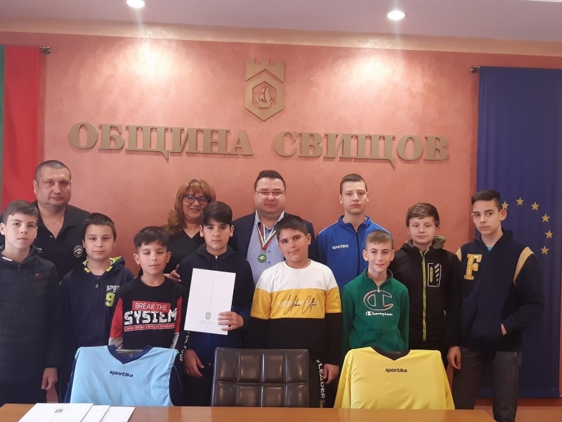 СКХТФ „Дунав“ – Свищов получи почетни грамоти от кмета на Свищов за достойно представяне на Държавни първенства по хокей в зала 