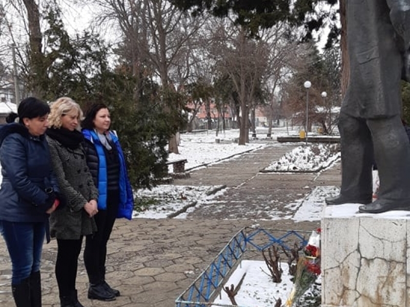 Представители на социалните центрове в Свищов почетоха паметта на Алеко Константинов 