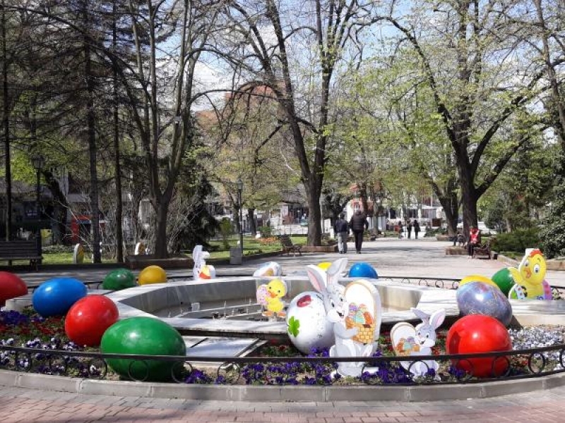 В навечерието на Великденските празници пъстра украса зарадва жителите на Свищов