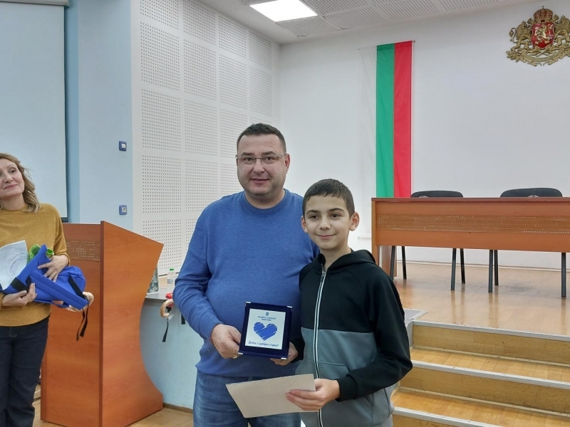 Местната комисия за борба срещу противообществени прояви в Свищов награди 32 деца с добри сърца 