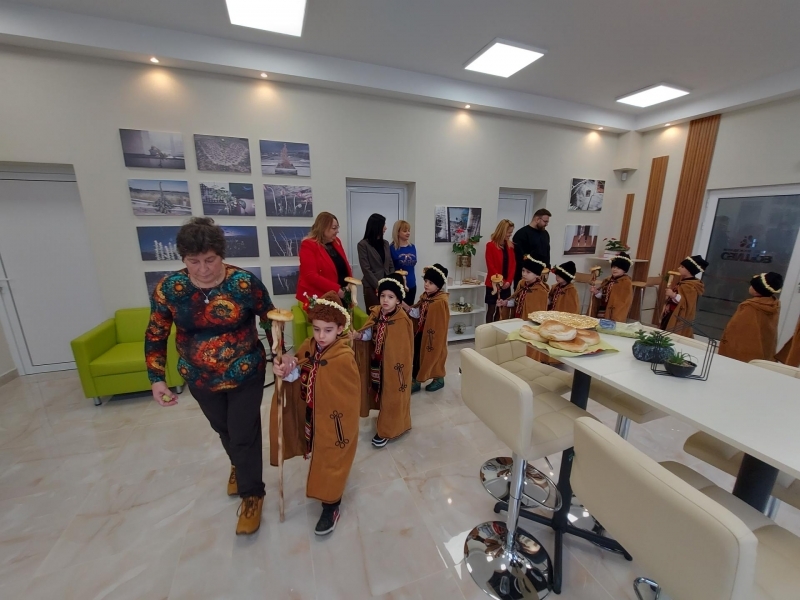 Младежки център – Свищов посрещна коледари от ДГ „Слънчо“  