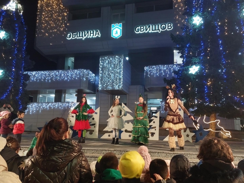 Коледните светлини грейнаха в  Свищов 