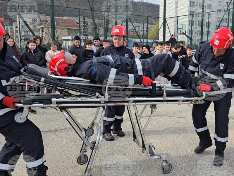 Демонстрация за извеждане на пострадал при пътнотранспортно произшествие и учебна евакуация при пожар проведоха в свищовско училище  