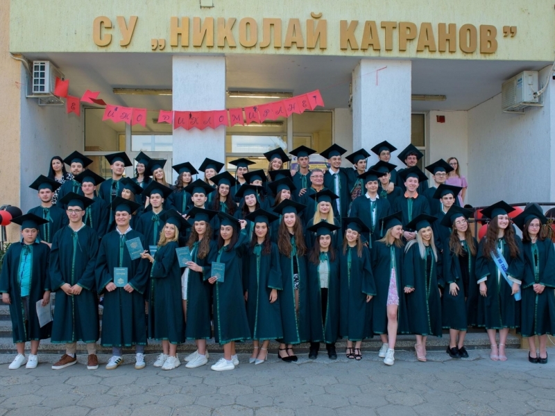 СУ „Николай Катранов“ дипломира випуск с 23-ма отличници 
