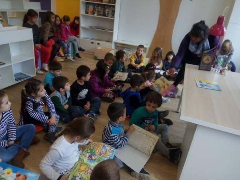 Обновеният детски отдел на читалищната библиотека буди интереса и на най-малките
