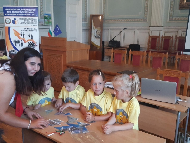 Урок по родолюбие „Културното наследство на Свищов“ се проведе днес в ПДТГ „Димитър Хадживасилев“ 