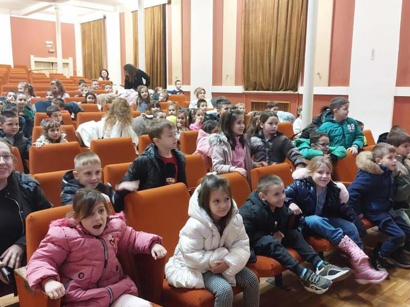 Коледна магия за най-малките: общинското ръководство зарадва децата в община Свищов 