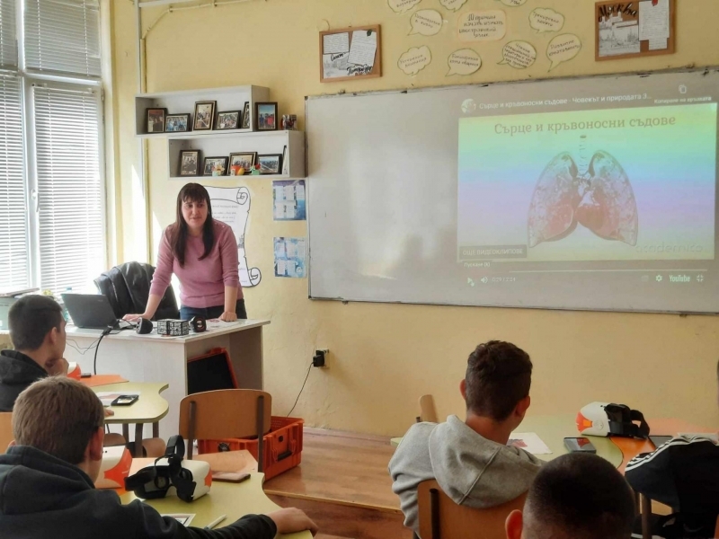 Иновативен урок с очила за виртуална реалност проведоха в Свищовска професионална гимназия