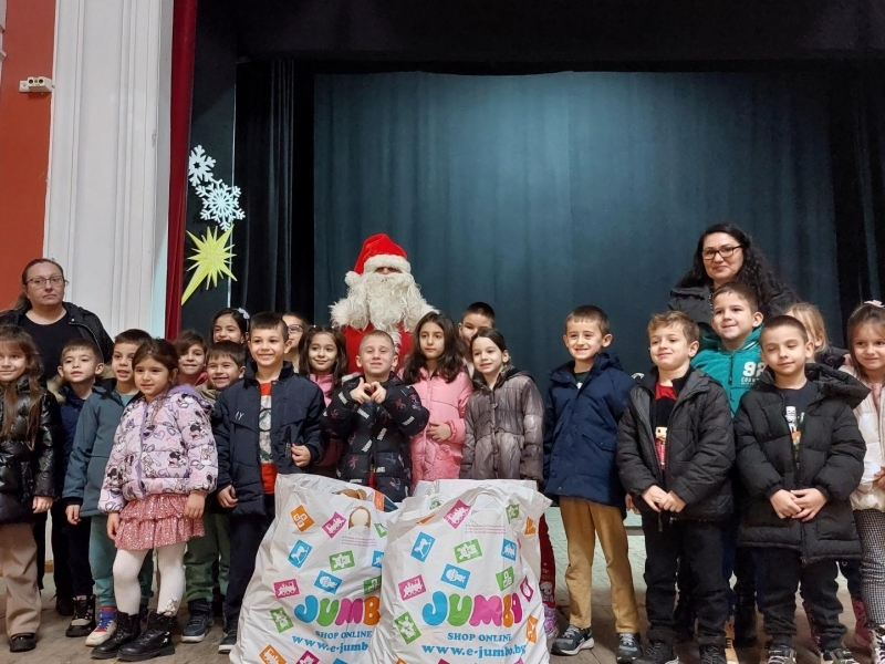 Коледна магия за най-малките: общинското ръководство зарадва децата в община Свищов 