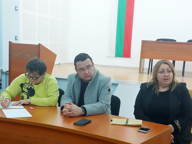 Общинското ръководство и директорите на училищата в община Свищов обсъдиха подготовката на държавния план-прием за учебната 2026 – 2027 г. 