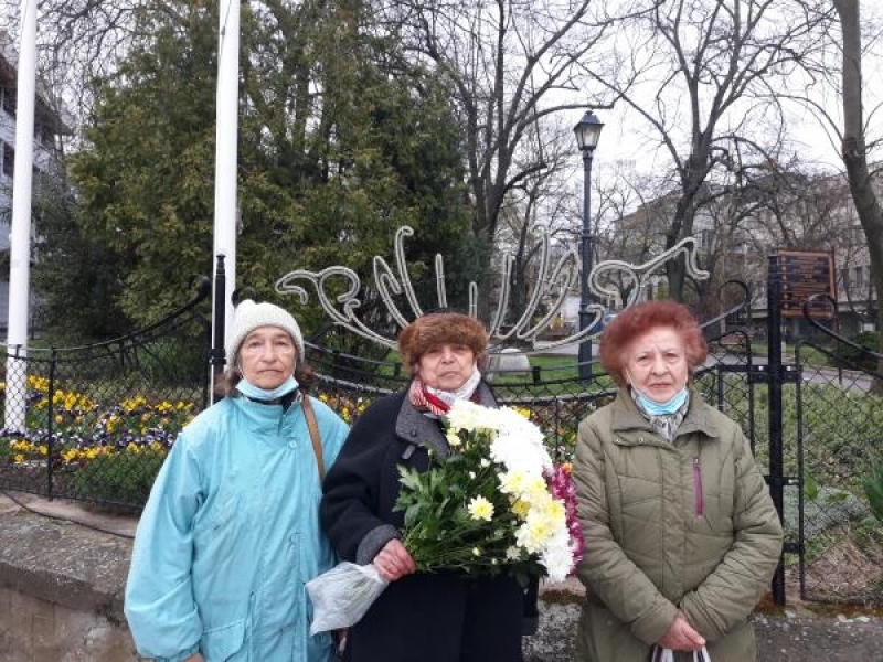 Клуб на пенсионера „Щастливеца“ зарадва здравните работници в COVID отделението на МБАЛ „Д-р Димитър Павлович“ – Свищов