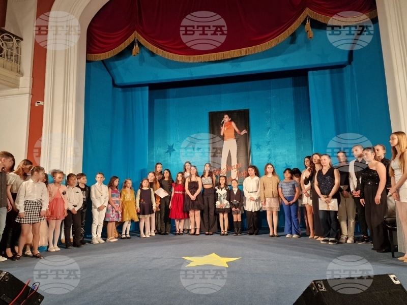Крум Крумов е носителят на голямата награда в Националния конкурс за млади изпълнители на популярна песен "Звездици за Лора" 
