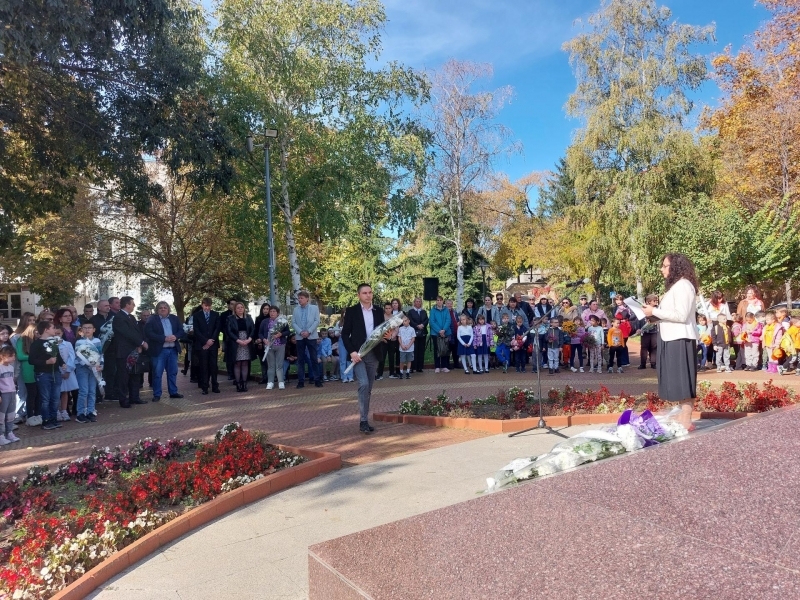 СВИЩОВ ОТБЕЛЯЗА ДЕНЯ НА НАРОДНИТЕ БУДИТЕЛИ С ТЪРЖЕСТВЕНА ЦЕРЕМОНИЯ ПРЕД ПАМЕТНИКА НА ДАРИТЕЛИТЕ