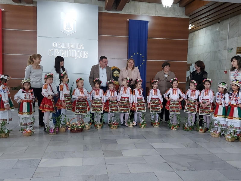Община Свищов посрещна лазарки от ДГ "Васил Левски"