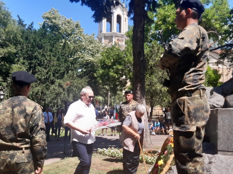 С общоградско поклонение и ритуал по полагане на венци и цветя бе отбелязан днес Денят на Ботев в Свищов 