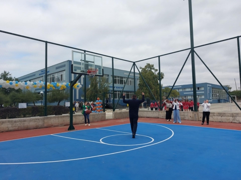 В СУ "Димитър Благоев" официално бяха открити нова спортна площадка и STEM център 