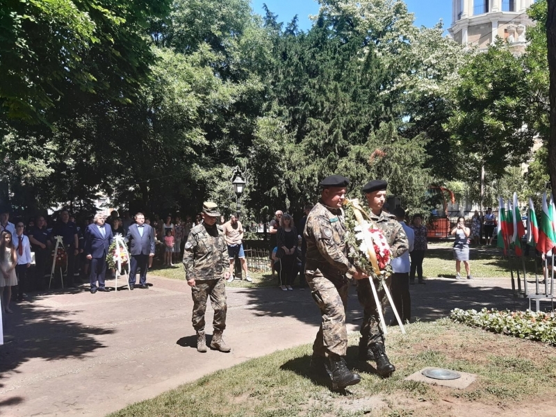 С общоградско поклонение и ритуал по полагане на венци и цветя бе отбелязан днес Денят на Ботев в Свищов 