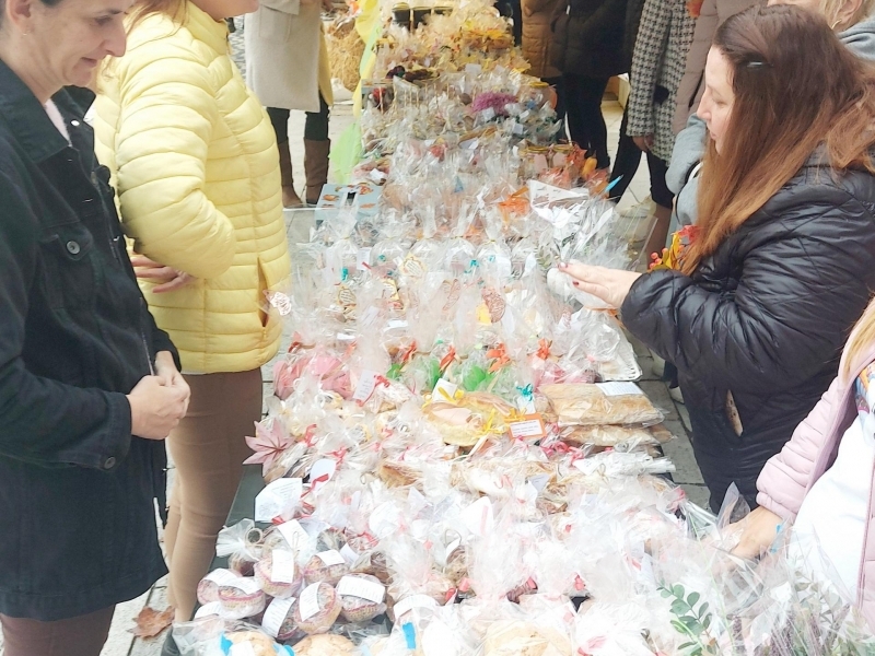 „Вкусът на есента“ озари площад „Алеко“ – с вкус, цветове и доброта за децата на Свищов 