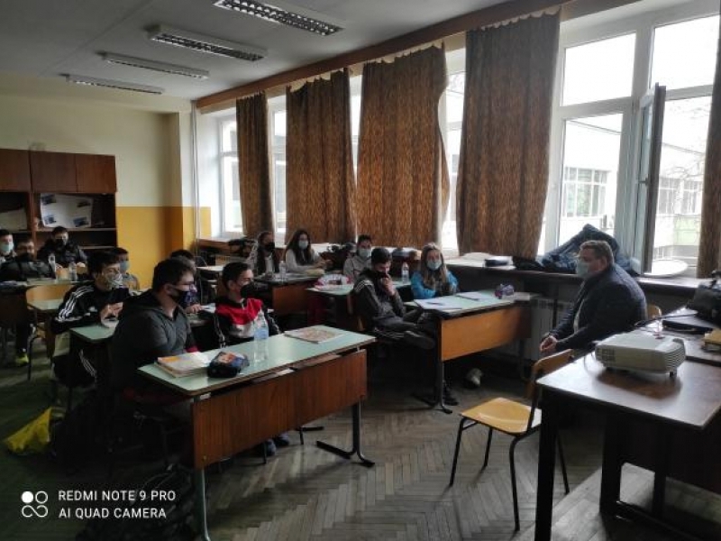 Кметът на община Свищов Генчо Генчев посети  СУ „Цветан Радославов“, за да проведе среща с учениците от 4 и 8 клас 