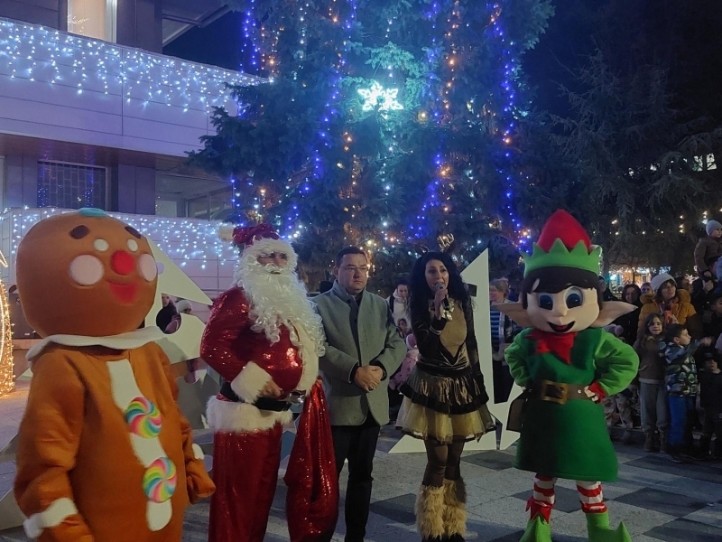 Коледните светлини грейнаха в  Свищов 