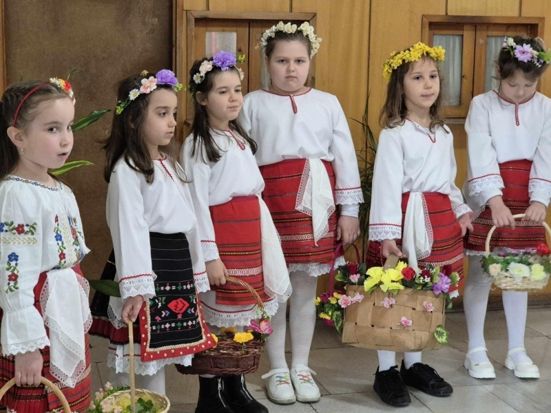 Лазарки навестиха Община Свищов