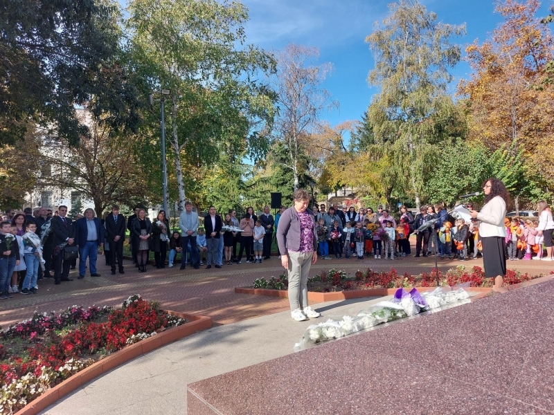 СВИЩОВ ОТБЕЛЯЗА ДЕНЯ НА НАРОДНИТЕ БУДИТЕЛИ С ТЪРЖЕСТВЕНА ЦЕРЕМОНИЯ ПРЕД ПАМЕТНИКА НА ДАРИТЕЛИТЕ