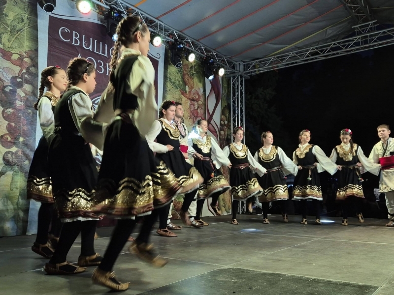 „Свищовски лозници“ завърши с фолклорна програма, народни танци и награждаване на победителите в конкурса за домашно червено вино 