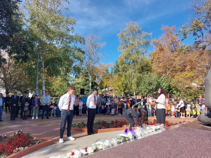 СВИЩОВ ОТБЕЛЯЗА ДЕНЯ НА НАРОДНИТЕ БУДИТЕЛИ С ТЪРЖЕСТВЕНА ЦЕРЕМОНИЯ ПРЕД ПАМЕТНИКА НА ДАРИТЕЛИТЕ