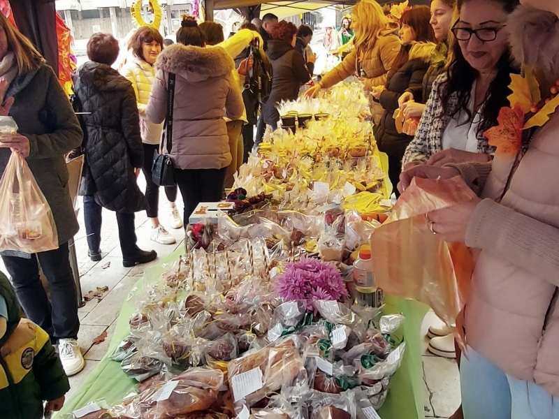 „Вкусът на есента“ озари площад „Алеко“ – с вкус, цветове и доброта за децата на Свищов 