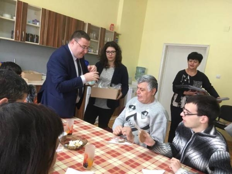 Потребителите и екипът на Центъра за социална рехабилитация и интеграция в гр. Свищов бяха приятно изненадани от ръководството на Общината