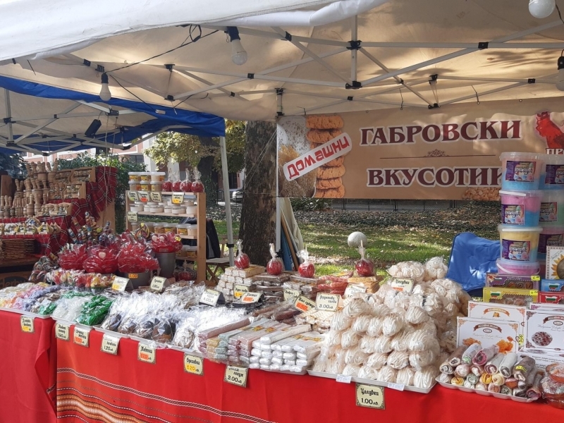 Изложение на занаяти под надслов „Българско е!“ е разположено от днес в Централната градската градина на Свищов 