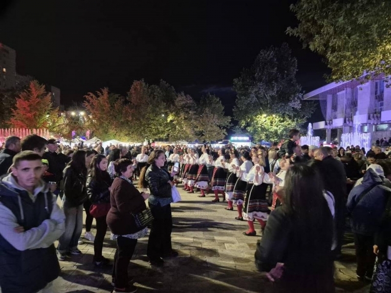 „Свищовски лозници“ завърши с духова музика, народни танци и награждаване на победителите в конкурса за домашно червено вино 