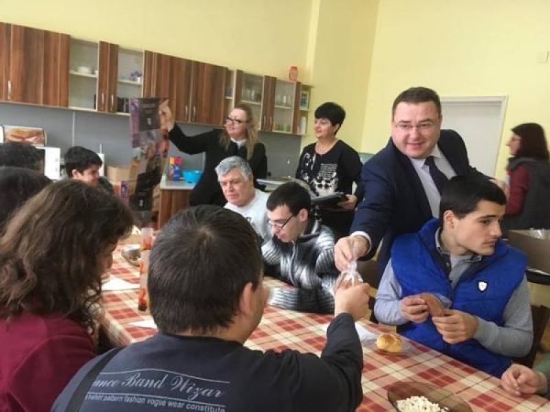 Потребителите и екипът на Центъра за социална рехабилитация и интеграция в гр. Свищов бяха приятно изненадани от ръководството на Общината