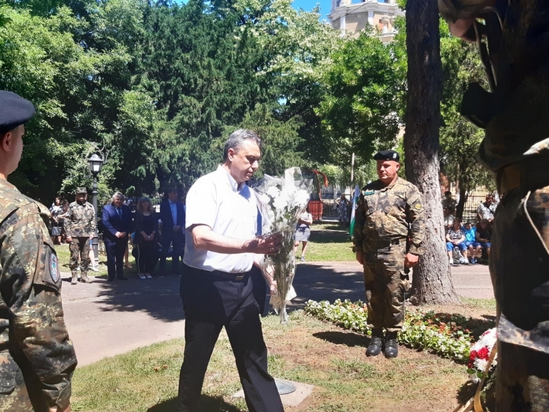 С общоградско поклонение и ритуал по полагане на венци и цветя бе отбелязан днес Денят на Ботев в Свищов 