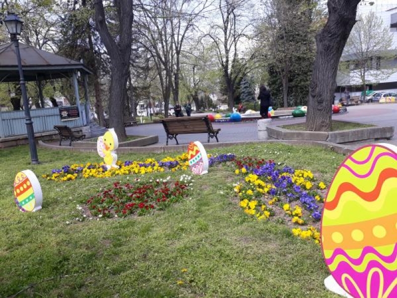 В навечерието на Великденските празници пъстра украса зарадва жителите на Свищов