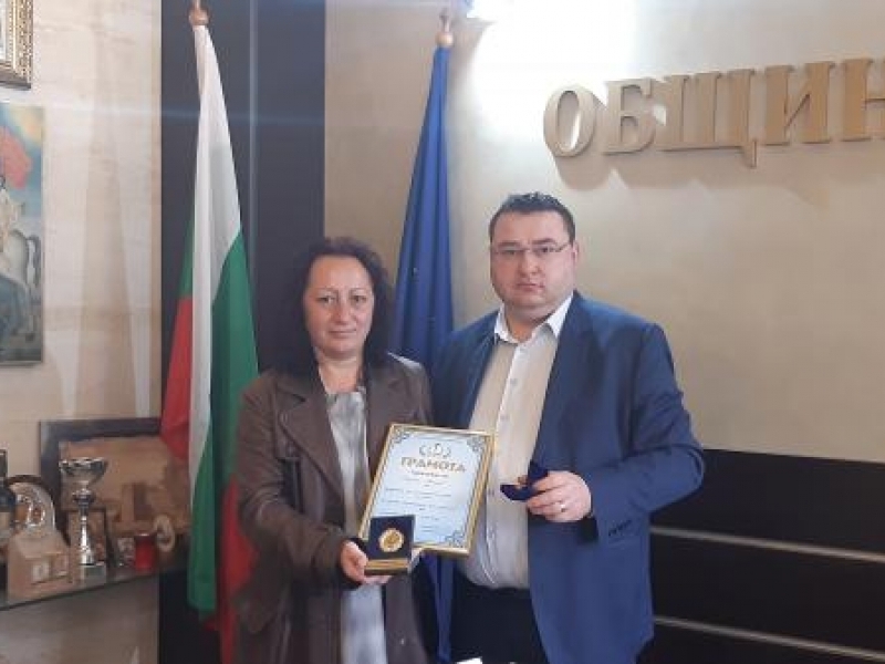 Съюзът на народните читалища отличи Община Свищов за добрата съвместна работа с ПБНЧ „Еленка и Кирил Д. Аврамови – 1856“