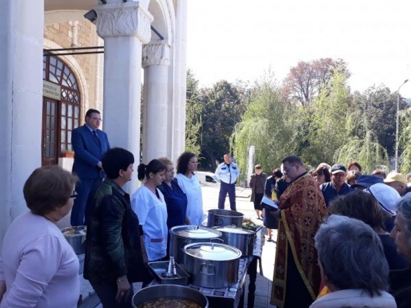 С благодарствен молебен и благословия за здраве и благополучие започна първият от трите празнични дни в Свищов