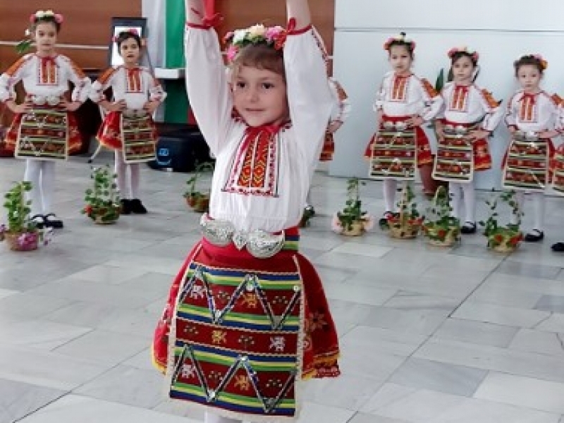 Община Свищов посрещна лазарки от ДГ "Васил Левски"